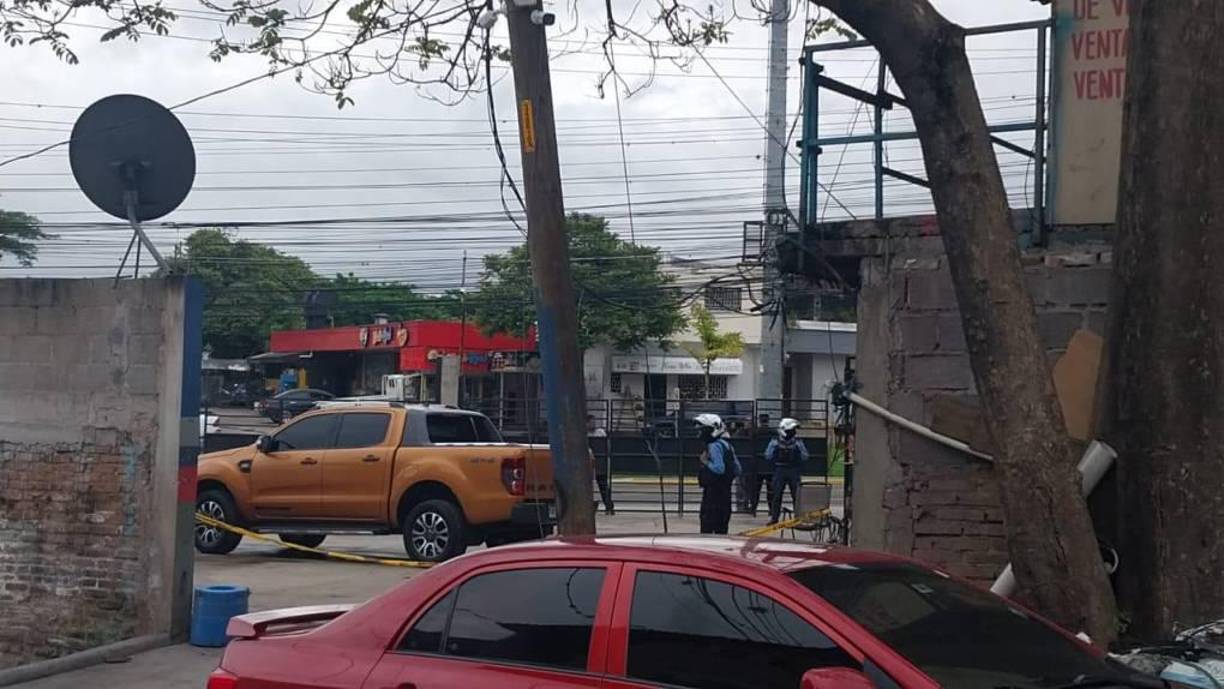 El vídeo, que fue difundido en redes sociales, muestra que instantes antes de ser atacado, el hombre estaba trabajando con un muchacho en el establecimiento, del cual era propietario.