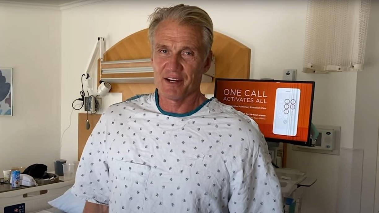 “Aquí estoy (en el hospital) UCLA, a punto de entrar y deshacerme de ese último tumor. Como ya no hay células cancerosas en mi cuerpo, supongo que estaré libre de cáncer, así que espero con ansias esta intervención”, asegura en el video colgado en las redes.