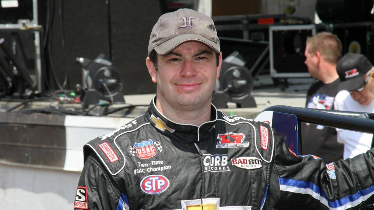 Bobby East, expiloto de la NASCAR y del United States Auto Club (USAC), murió tras ser apuñalado en una gasolinera del sur de California (EE.UU.), informaron medios locales como Los Angeles Times.