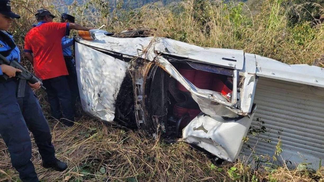 Información oficial, indica que la menor de 12 años fue atendida en un centro hospitalario tras sobrevivir junto con su padrastro al mortal accidente.