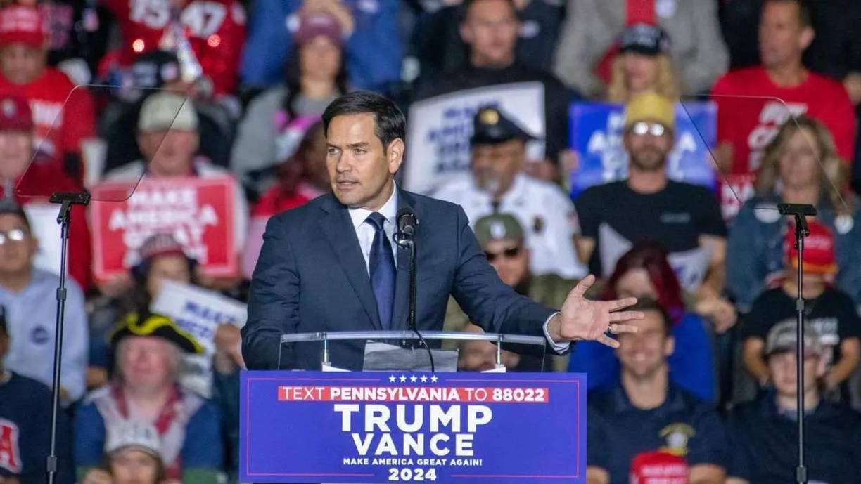 Rubio condenó con vehemencia la invasión rusa de Ucrania de 2022, pero en abril pasado, en consonancia con Trump, votó en contra de enviar nuevo armamento para Kiev. Desde el Comité de Relaciones Exteriores del Senado, ejerció además una notable influencia en la política hacia Latinoamérica durante el primer mandato de Trump (2017-2021).