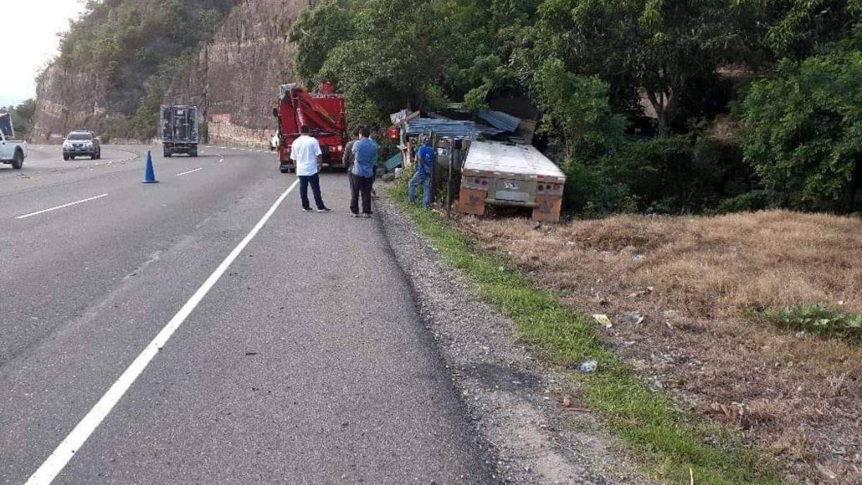 La familia, conformada por una pareja y una pequeña niña, vivía a orillas de la carretera, cerca del sector conocido como la Cuesta de la Virgen. La esposa de Selvin se levantó antes para preparar el desayuno y hacerle el almuerzo a su esposo para que llevara al trabajo, motivo por el cual no sufrió el accidente.