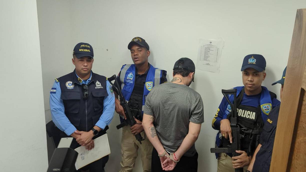 El MP lo acusó por la comisión del delito de femicidio agravado en perjuicio de Dione Beatriz Solórzano Dixon, y por la supuesta comisión de dos ilícitos de asesinato en concurso real contra Nikendra La Shan McCoy y María Antonia Cruz Ávila.