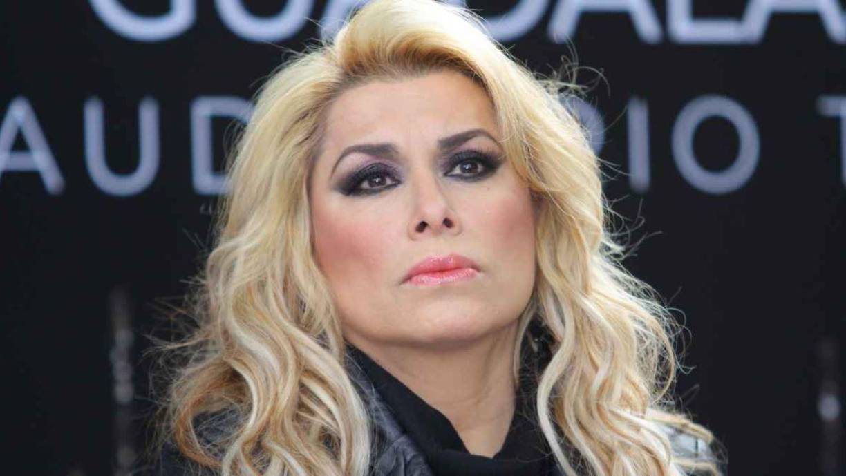 “Sigue en el hospital pero se encuentra ya en el proceso de recuperación”, informó en ‘Ventaneando’. El yerno de la cantante explicó que la cirugía que le fue practicada a la intérprete de ‘Muñeca’ fue ‘delicada’, puntualizando que su recuperación sería todavía más “dolorosa”.