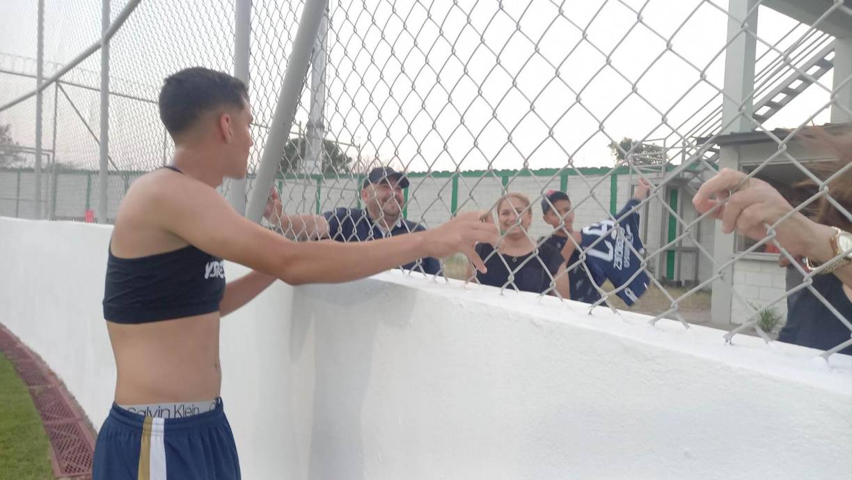 ¡Bonita postal! Rodrigo Rodrigues al finalizar el partido, fue saludado por su abuela y sus padres.