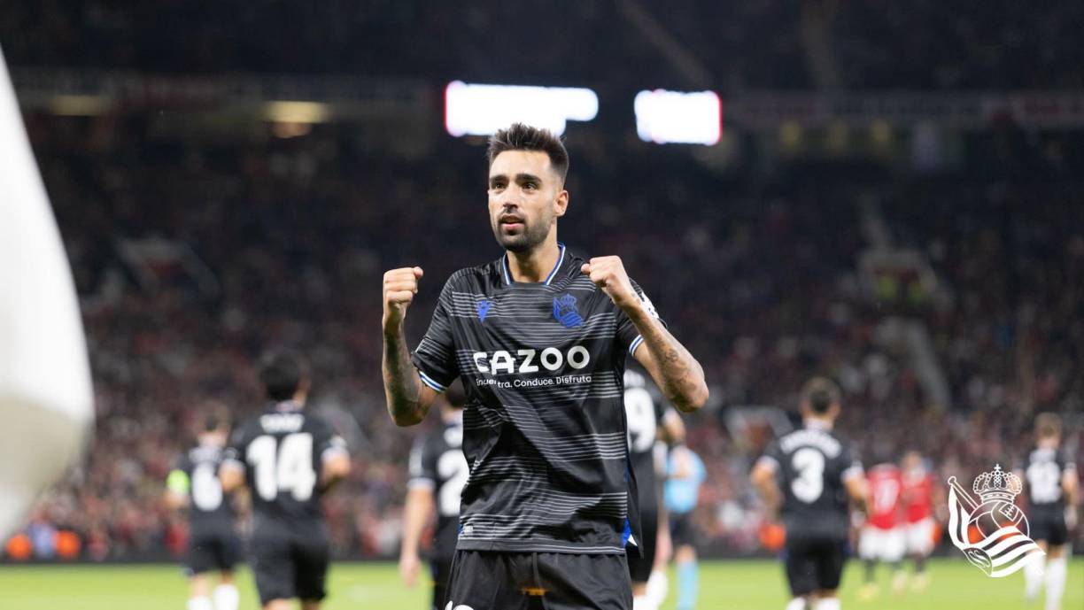 <b>Luego de una mano en el área del argentino Lisandro Martínez, que llevaba menos de diez minutos en el campo, y gracias a la intervención del VAR, la Real gozó de un penal en la segunda parte que Brais Méndez (59) convirtió desde los once metros.</b>