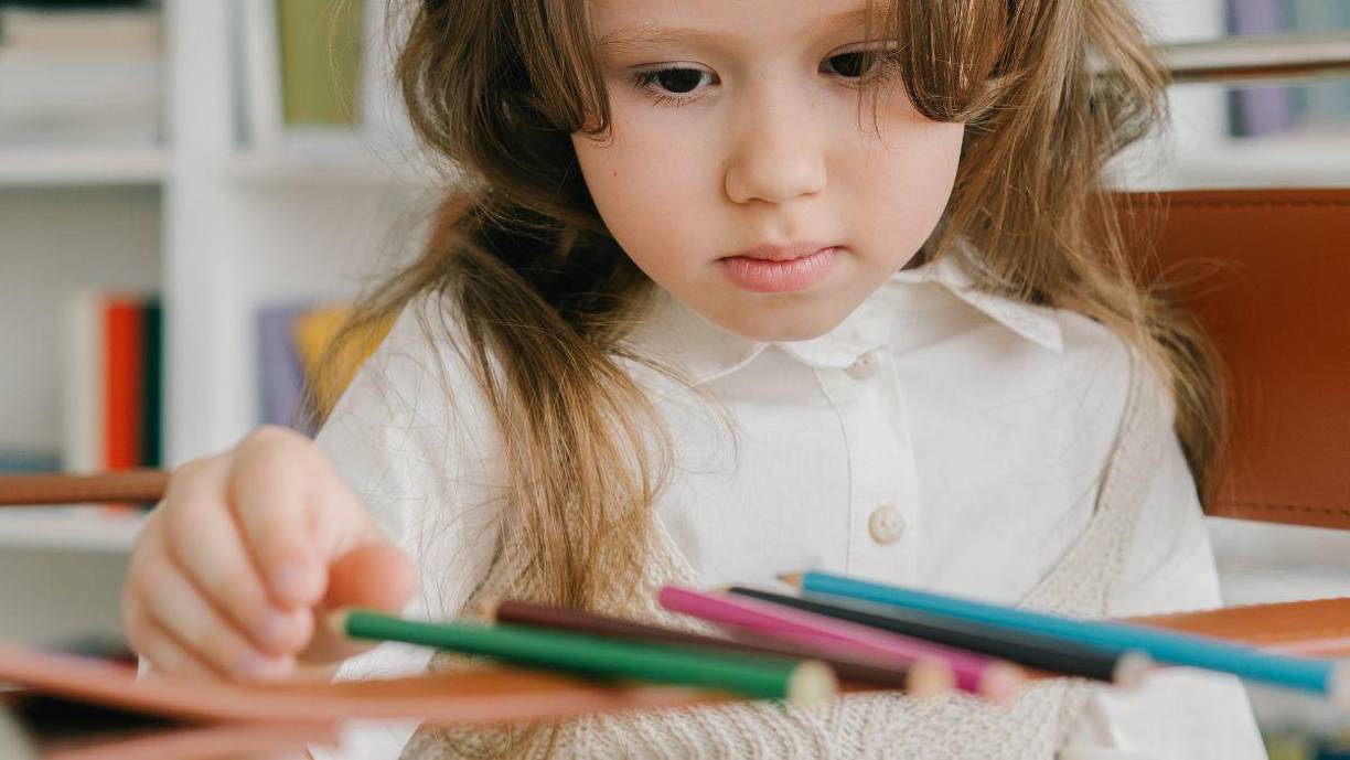 9) El autismo es un trastorno complejo con múltiples factores genéticos y ambientales que contribuyen a su desarrollo. El apoyo adecuado, incluyendo terapias y programas educativos personalizados, puede ayudar a las personas con autismo a desarrollar sus habilidades y alcanzar su máximo potencial.