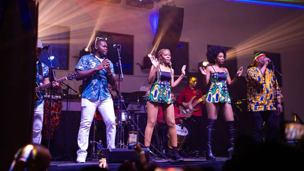 Este domingo, Kazzabe se une a los Silver Star en el primer doblete musical del año que se llevará a cabo en las instalaciones de la 105 Brigada. A la 1:00 pm podrá ingresar al recinto para disfrutar de las mejores canciones del ritmo punta. La entrada tiene un valor de 200 lempiras.