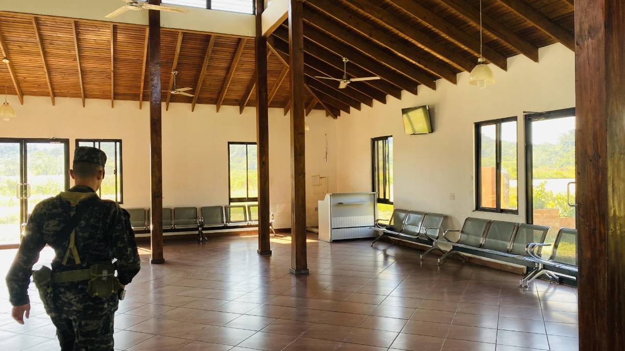 El aeródromo ha sido resguardado por un destacamento militar. Ahora se plantean interrogantes sobre qué pasará con este costoso proyecto, sobre todo si se construye un nuevo aeropuerto en el mismo departamento.