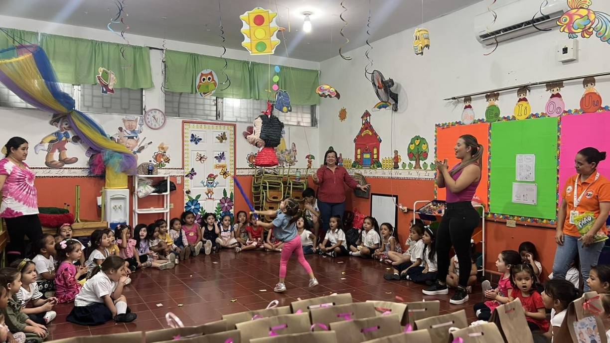 Además de su belleza, Gabriela es admirada por los padres de familia por el cariño que le brinda los menores.