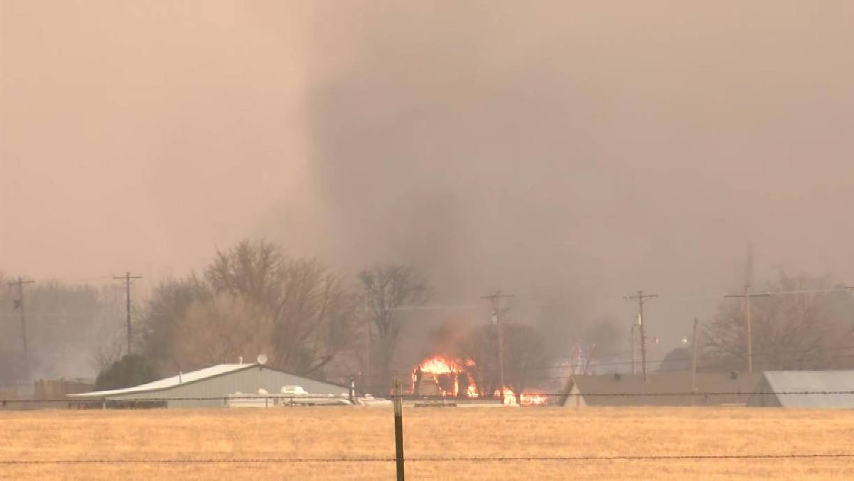 El más grave es el registrado en Smokehouse Creek, en el condado de Hutchinson, donde se han quemado más de 250.000 acres y que ya se ha convertido en el quinto incendio forestal más grande en la historia de Texas.