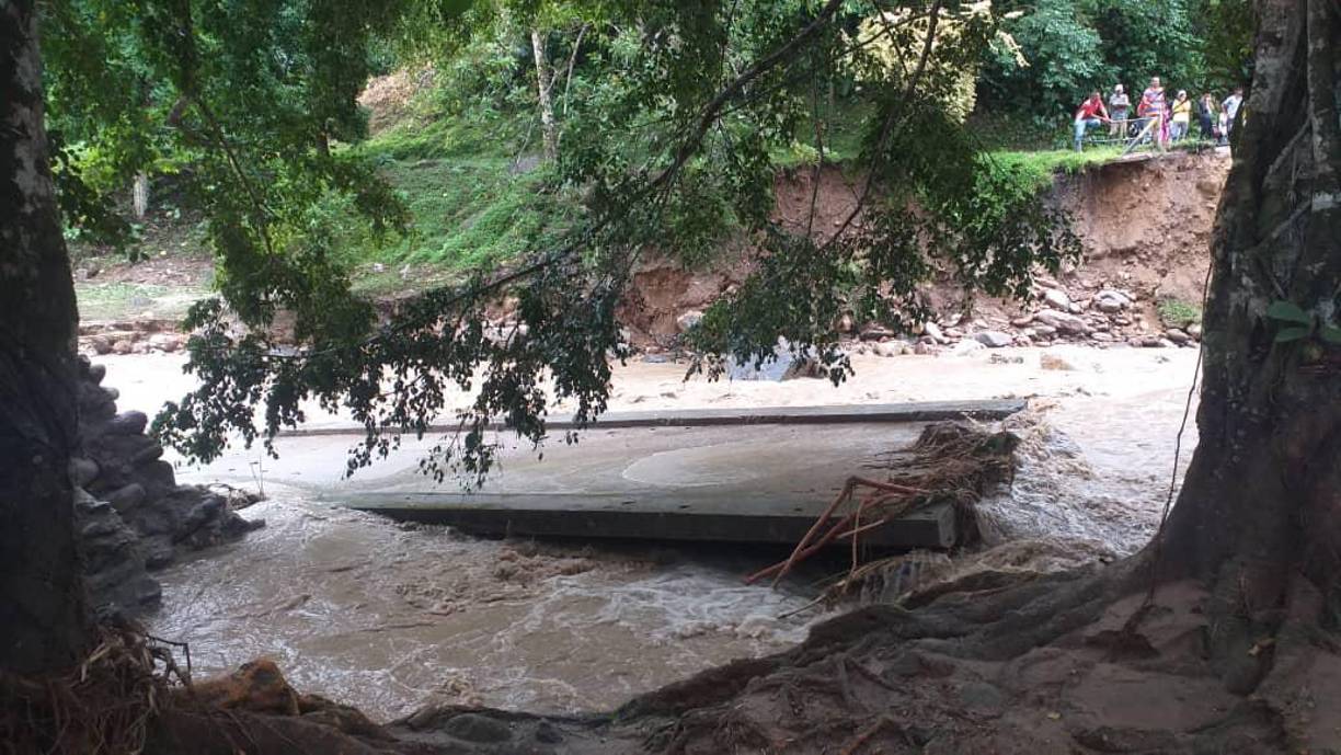 Las fuertes lluvias e inundaciones han destruido varias carreteras.