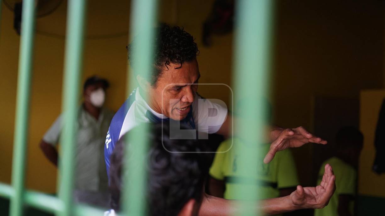 ¡Ponete a pensar! Rambo de León fue captado dando indicaciones previo al inicio del juego.