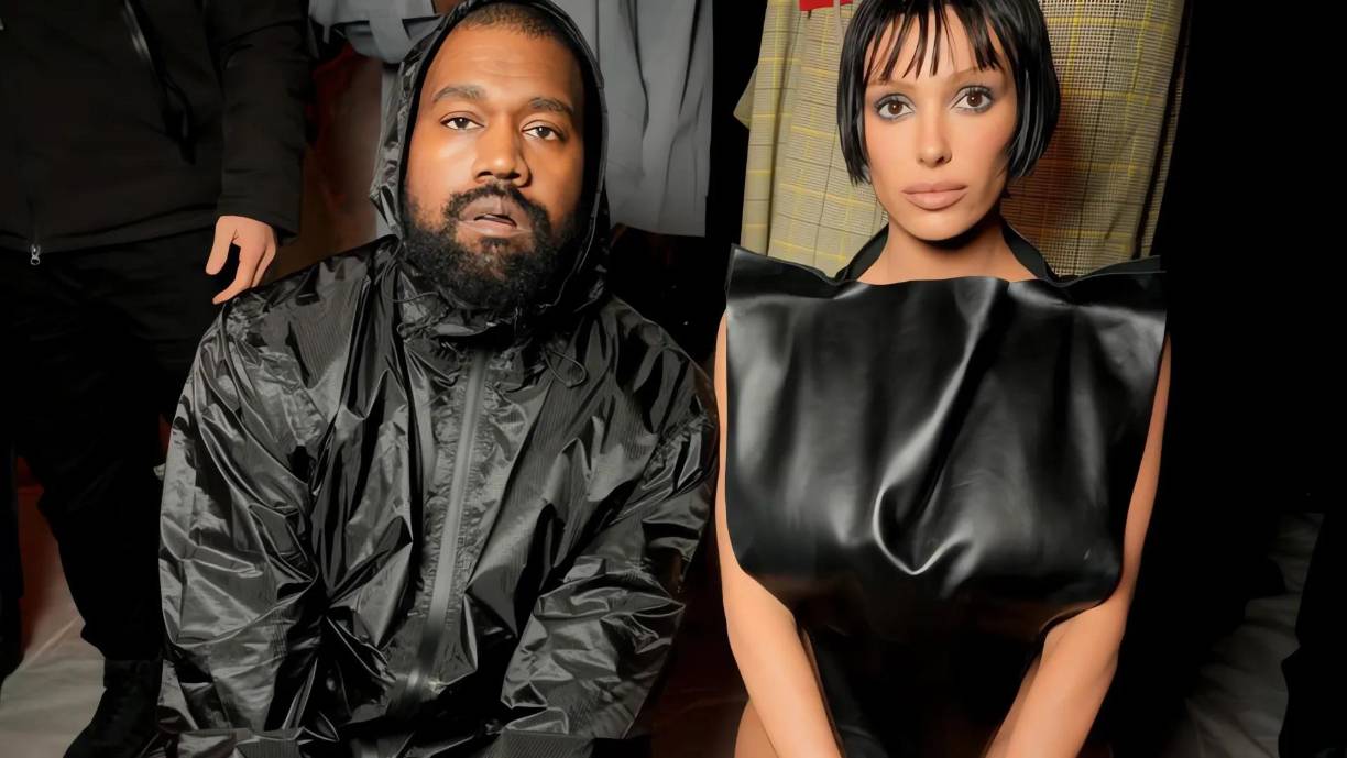 West y Censori se casaron en secreto en diciembre de 2022, tan solo un mes después de que el cantante obtuviera el divorcio de Kim Kardashian. Esta premura no gustó en un principio a los padres de ella, preocupados por el excesivo control que ejercía el músico sobre su hija.