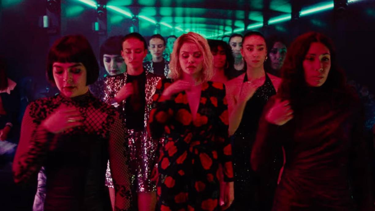 El acento de Selena Gomez en su papel ha sido otro punto de controversia. El actor mexicano Eugenio Derbez criticó públicamente su interpretación, lo que generó un debate sobre la idoneidad de su casting.