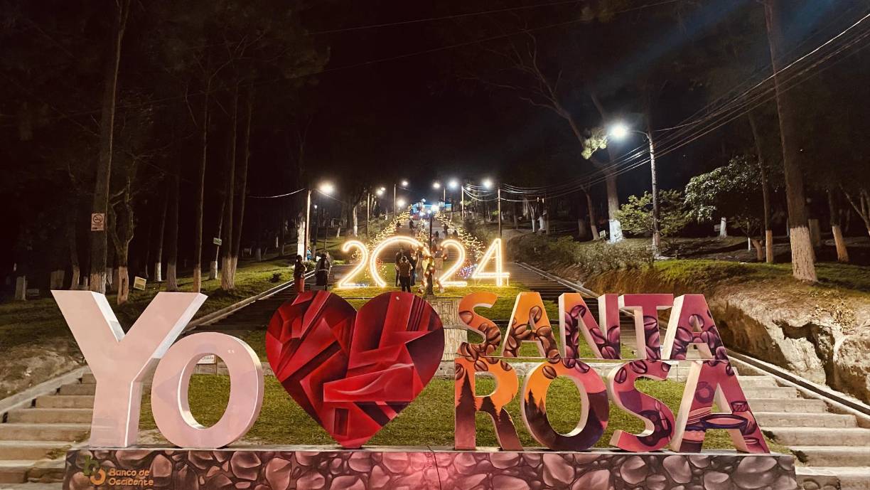 La ciudad de Santa Rosa de Copán se vistió de color, alegría y ambiente festivo al decorar con miles de luces las principales plazas públicas.