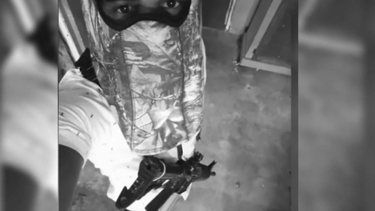 Clinton Alex también presumía las armas de grueso calibre que usaba en el Cartel de Noreste.