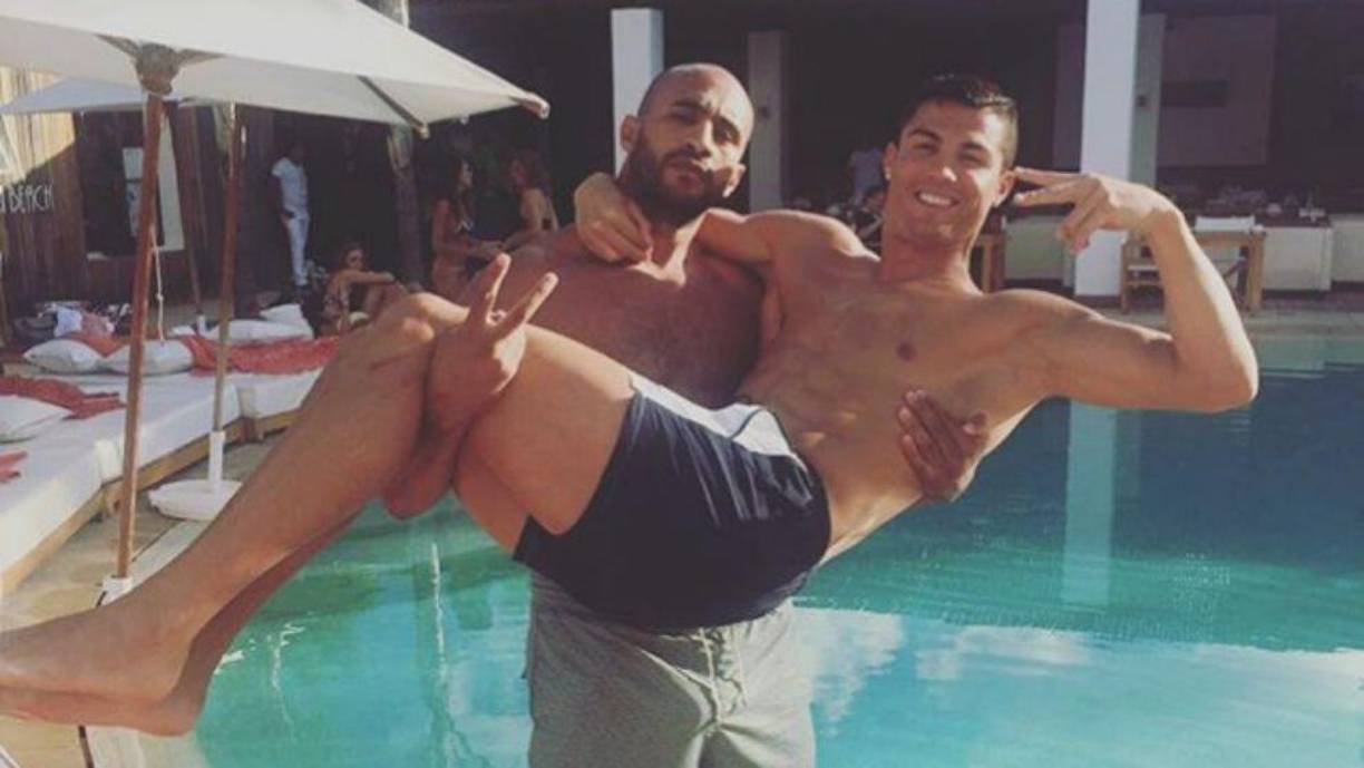 Algunos medios señalan que el boxeador Badr Hari pudo haber influido en el hecho que CR7 decidiera tener un complejo en Marruecos. Les une una amistad de muchos años.