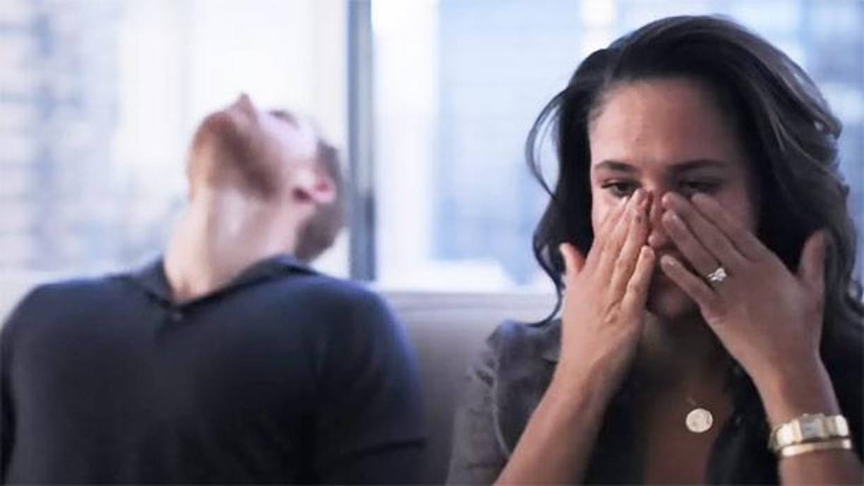 “Nadie ve lo que sucede a puertas cerradas”, se escucha decir a Harry en el documental justo antes de que aparezca una imagen de Meghan con la cabeza entre las manos mientras habla por teléfono. 