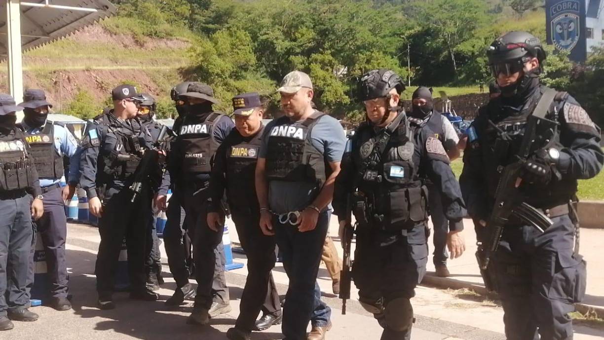 También lo relacionan con el narcotraficante mexicano Joaquín “el Chapo” Guzmán, condenado también en Nueva York, a cadena perpetua por tráfico de drogas.