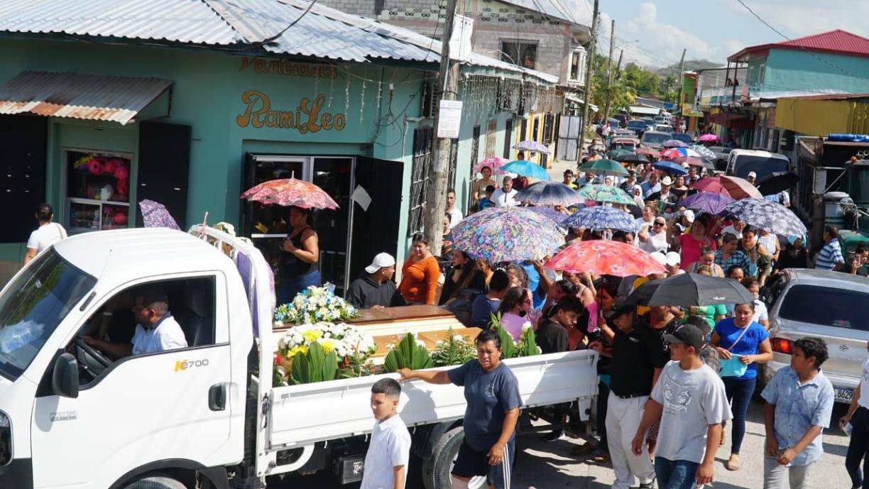 “Virgilio le contestó que andaba su permiso y el policía le ordenó que le entregara el arma, y mi esposo le contestó que no”, pronunció.