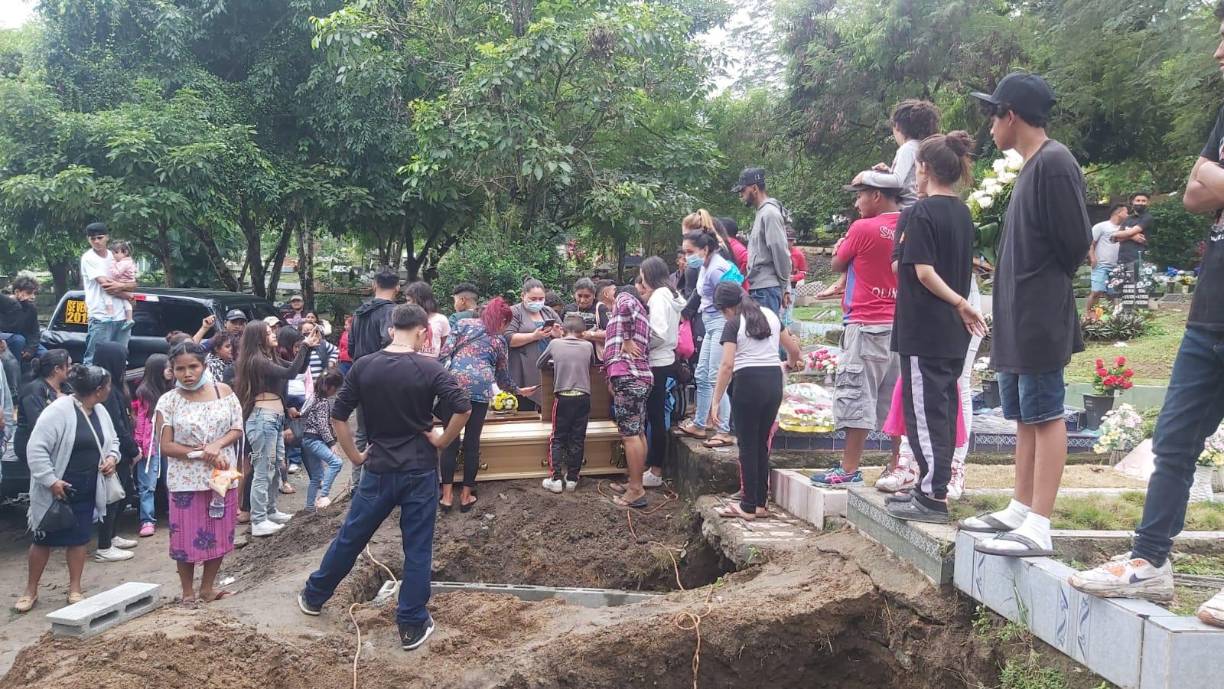 Familias, vecinos y amiguitos de Josué Isaí lloraron su fallecimiento. 