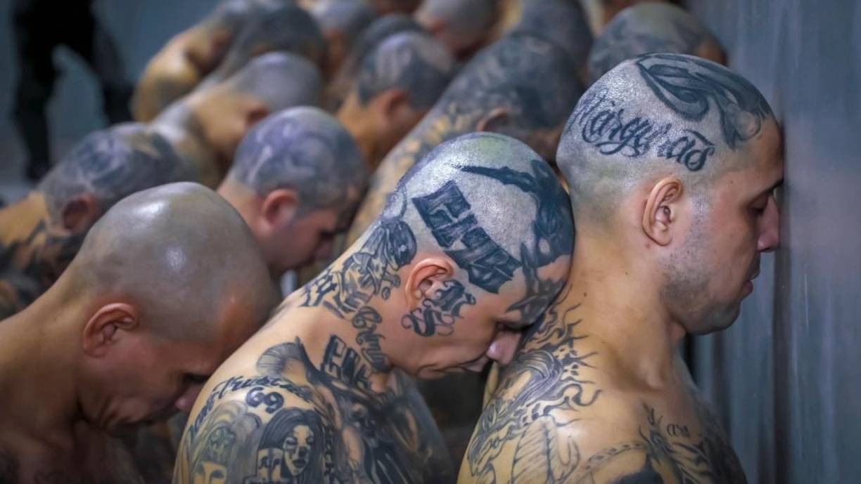 Al menos 160 personas, en su mayoría jóvenes, han fallecido en El Salvador bajo custodia de agentes de Seguridad del Estado, indicó Cristosal, que recogió varios testimonios de personas detenidas en el último año.