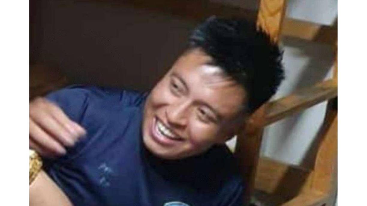 Cuando esperaban a la patrulla policial que habían llamado, algunos guardias del establecimiento intentaron controlarlo, pero cuando uno de ellos lo sostenía de los brazos, el individuo le arrebató el arma de reglamento.