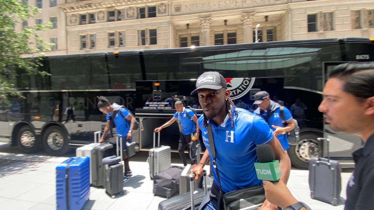 En su arribo al hotel de concentración en Houston, no dio entrevista a los medios de prensa hondureños y mexicanos.