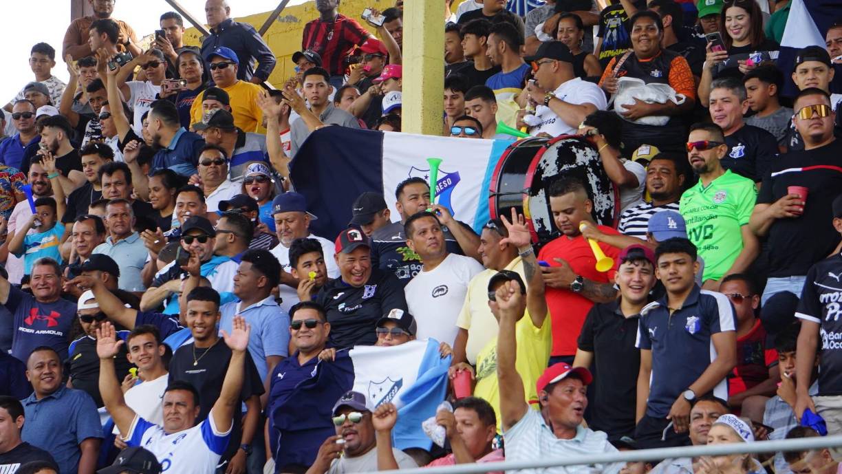 Se vive una gran fiesta en las graderías. Los aficionados cumplieron y esperan tener un gran “show” dentro de la cancha.