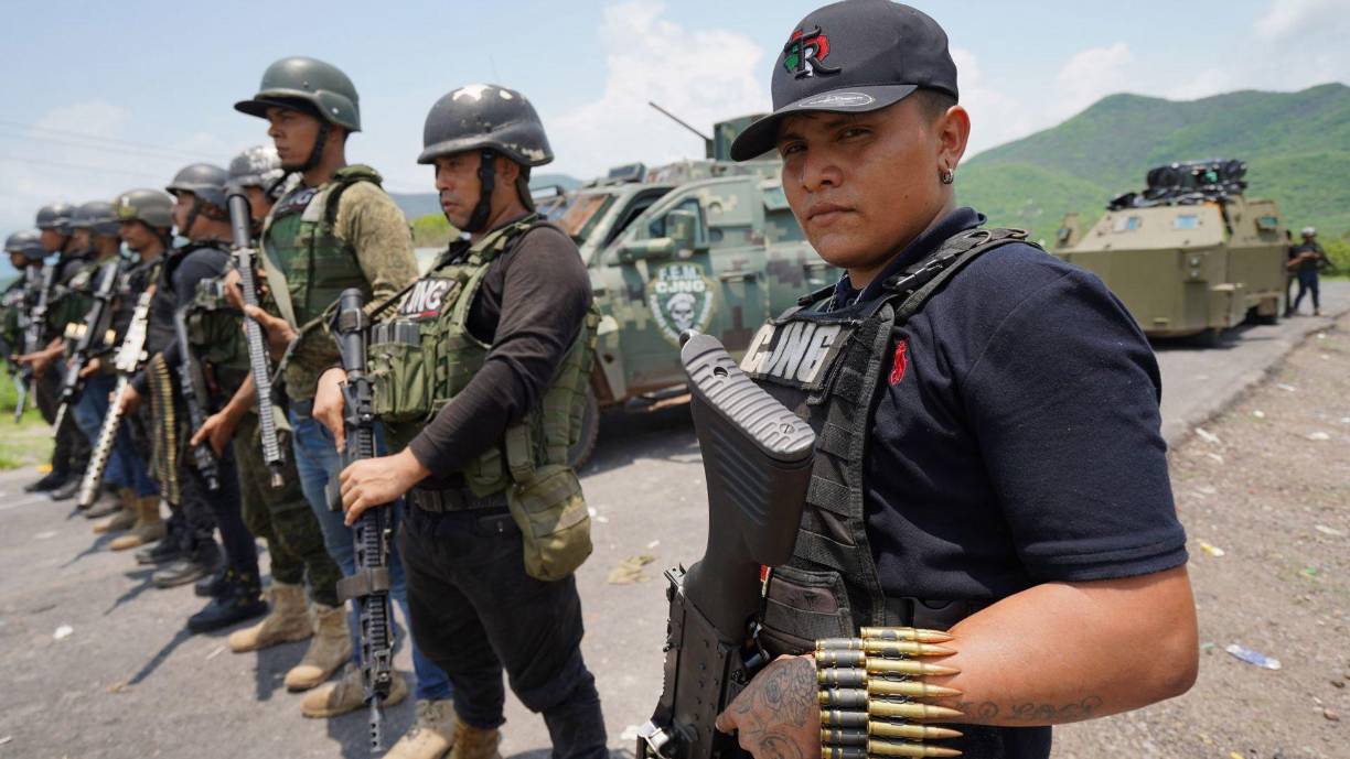 Pero no solo exhibía sus armas y su esbelto cuerpo; en una ocasión, alardeó de haber "levantado" a un miembro del Cártel Jalisco Nueva Generación (CJNG), lo que solo avivó aún más su infame reputación.