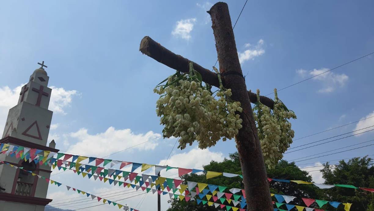 El 3 de mayo conmemoraron el Día de la Cruz y se vive una verdadera fiesta en la comunidad, sobre todo el pueblo católico. Frente al templo católico adornan una cruz, en este caso con flores de izote, en señal de ofrenda porque sus cultivos sean de lo mejor en este año.