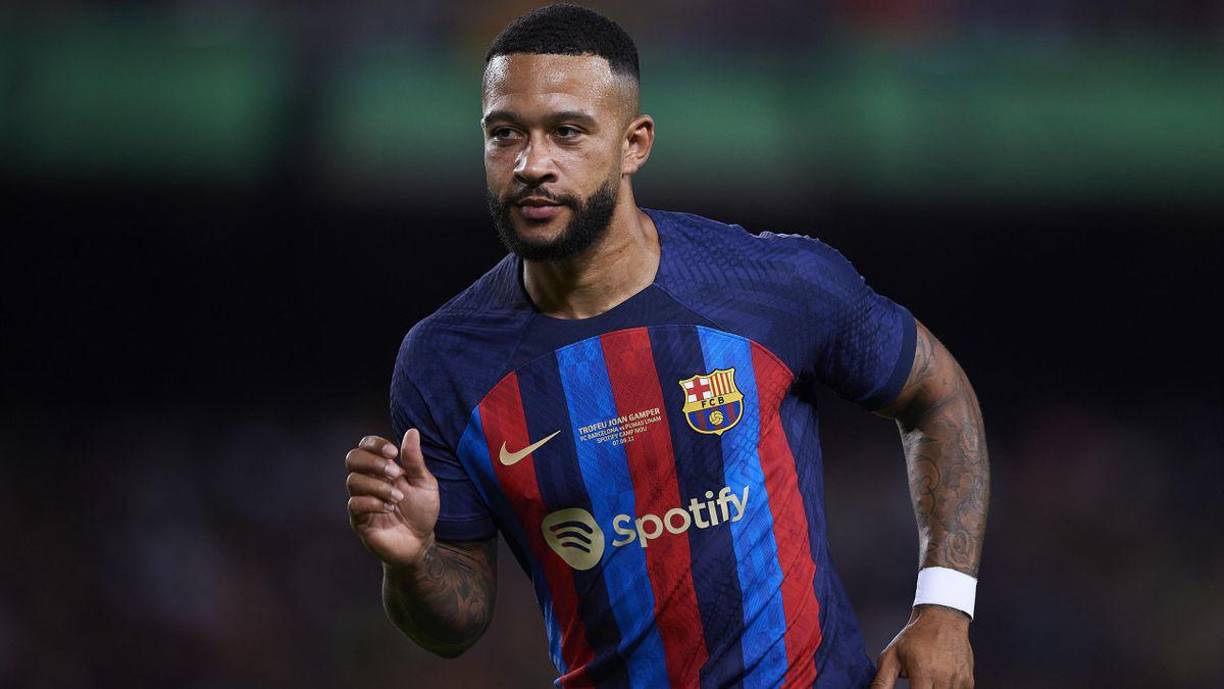 Informa desde Italia el periodista Nicolò Schira, especialista en fichajes, que Memphis Depay está a un paso de la Juventus, que ofrece al neerlandés un contrato hasta 2024 con un salario de 5 millones de euros fijos y 2 en variables. El equipo italiano espera que el Barça rescinda el contrato del jugador para acometer la operación.