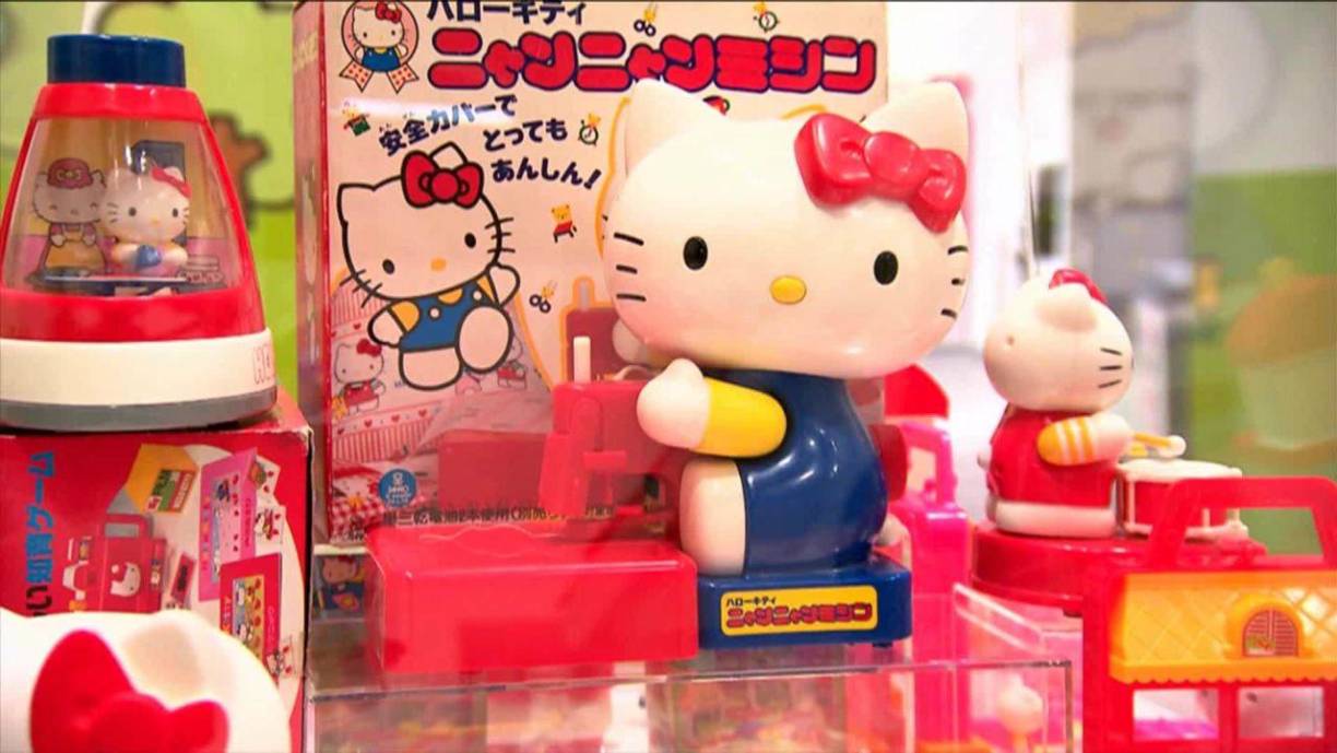 “Nunca ha sido dibujada a cuatro patas. Camina y se sienta como una persona. Tiene una mascota que sí es un gato, y se llama Charmmy Kitty”, agregó.