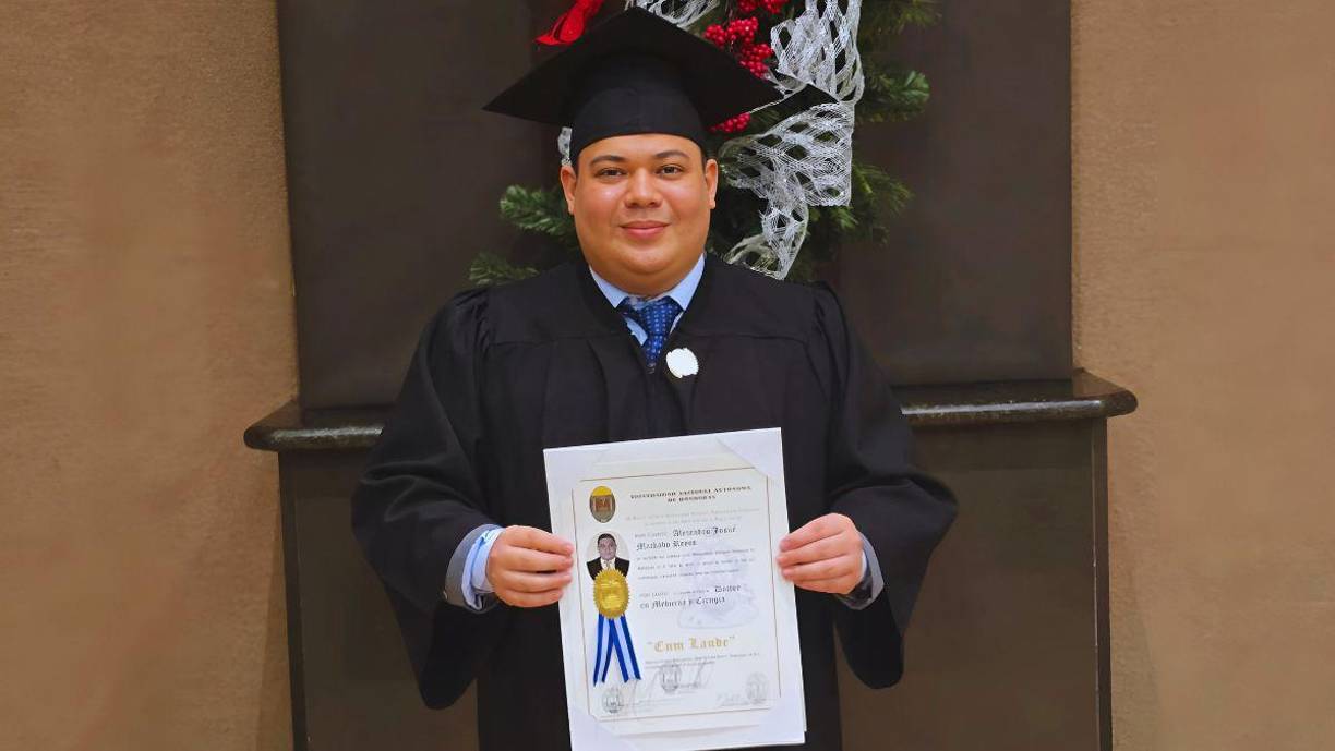 Alejandro Machado egresó de la Unah Cortés con honores al obtener una distinción añadida de Cum Laude por su sobresaliente desempeño. Su recorrido por esta noble carrera comenzó allá por 2015 cuando aplicó al examen de admisión para estudiar medicina. 