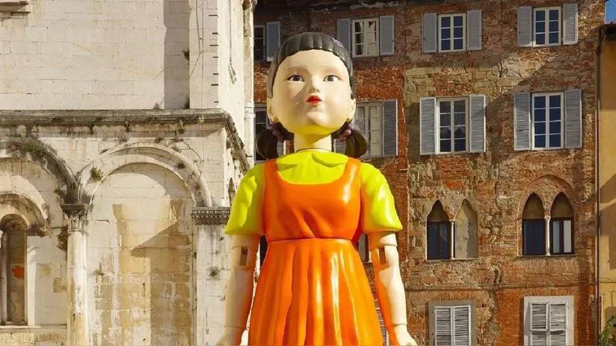 La primera temporada de “El juego del Calamar” se estrenó en 2021 y rápidamente se convirtió en un fenómeno global. La serie sigue a Seong Gi-hun (interpretado por Lee Jung-jae), un hombre endeudado que participa en una serie de juegos infantiles con un giro mortal para ganar un premio millonario. 