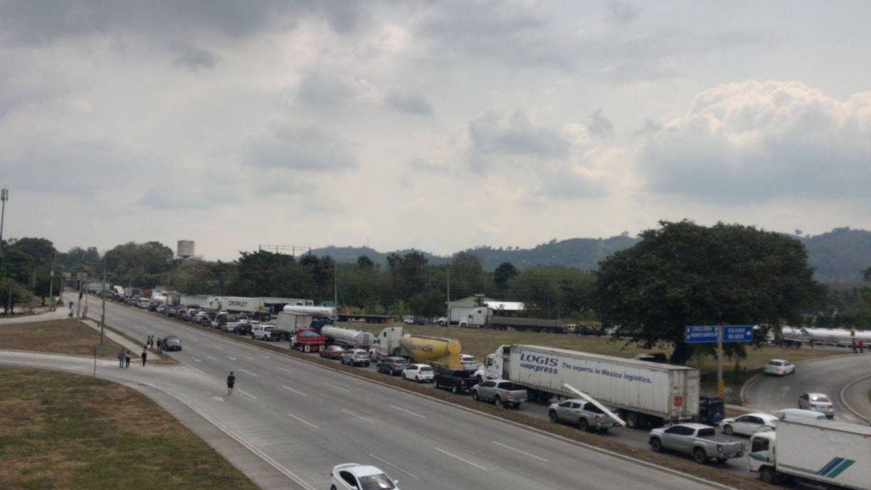 Desde el puente “Intercambiador del Norte” puede observarse el caótico congestionamiento en el referido bulevar de la capital industrial. 