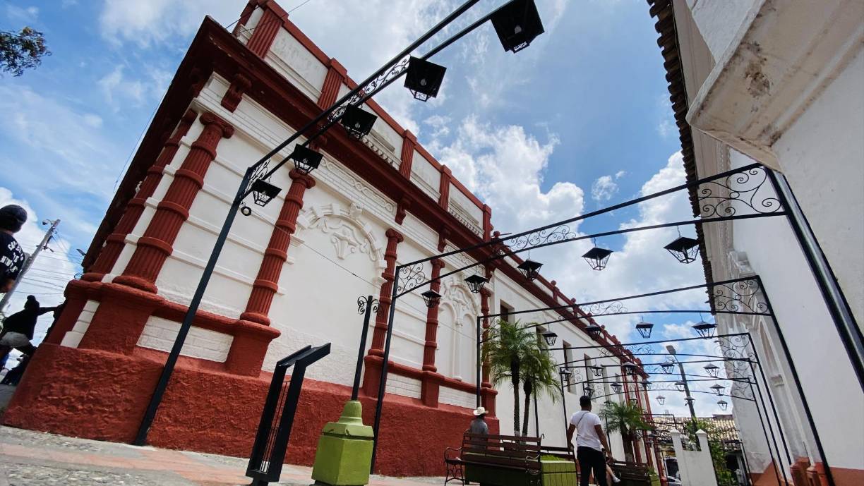 En el Centro Histórico de Santa Rosa de Copán, monumento histórico de la nación, se encuentran viviendas que han resistido el paso del tiempo desde 1795, 1802 y 1840. Estos edificios son auténticos testimonios de la evolución de la ciudad a lo largo de los años.