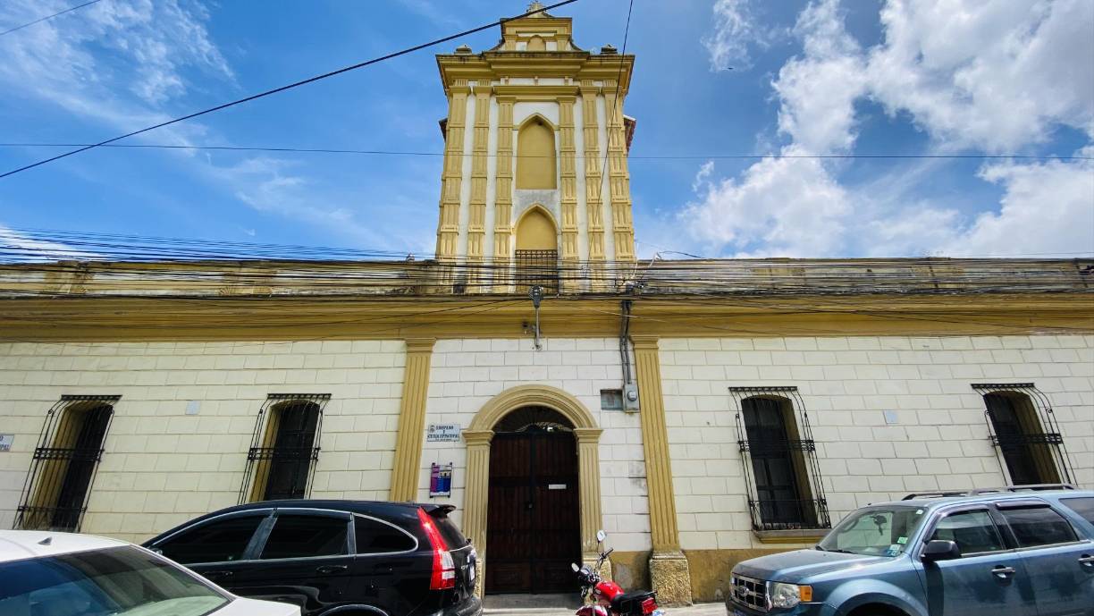 En donde se encuentra el Obispado y la Curia Episcopal (1934-1935) fue la primera Casa Cural de los sacerdotes, construida en la década de 1930.