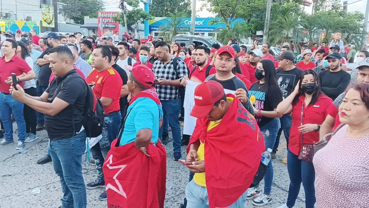 El ex gobernante, quien además es asesor de la presidenta hondureña, Xiomara Castro, llegó a la bautizada como "Gran movilización popular" en un vehículo acompañado de su hija y diputada, Hortensia Zelaya, y el ministro asesor en materia de Comunicaciones del Ejecutivo, Milton Benítez.