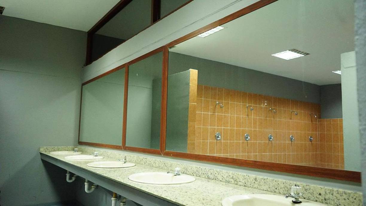 A los espejos y lavamanos también se les hizo limpieza total.