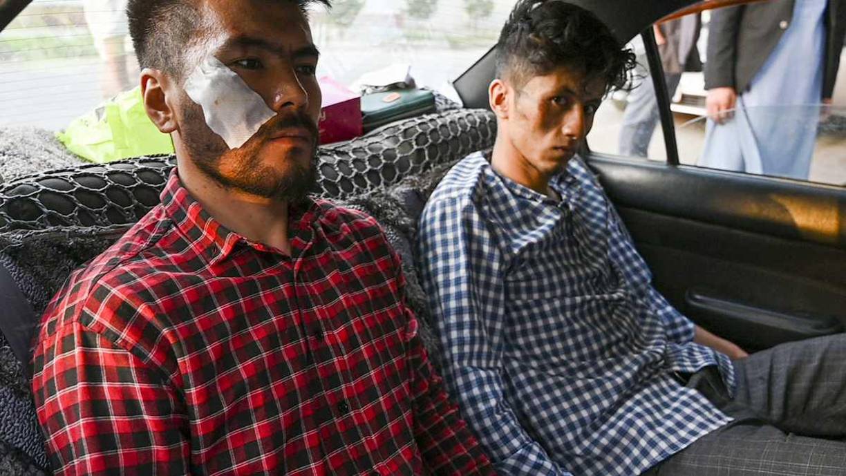 Después lo metieron en una habitación vacía y se cebaron con él. “Eran cuatro o cinco”, cuenta. “Me ataron las manos a la espalda, me tumbaron en el suelo y me golpearon con palos, cables y tubos. Con todo lo que podían encontrar”, describe.