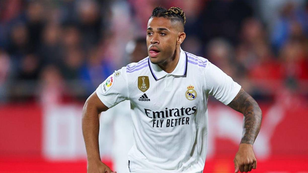 Mariano Díaz - El delantero que fue dado de baja en el Real Madrid podría comenzar una nueva aventura deportiva en su carrera deportiva, pudiendo encontrar un destino totalmente inesperado en la propia Liga de la mano del Getafe. Tiene ofertas de equipos españoles y de otros países.