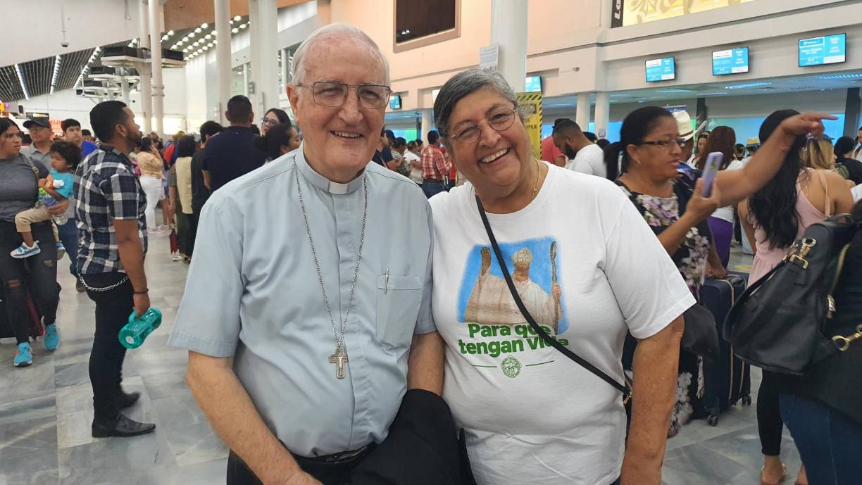 “Estoy siendo despedido, venía tranquilo al aeropuerto acompañado con la secretaria del obispado pero veo que ha venido más gente”, manifestó.