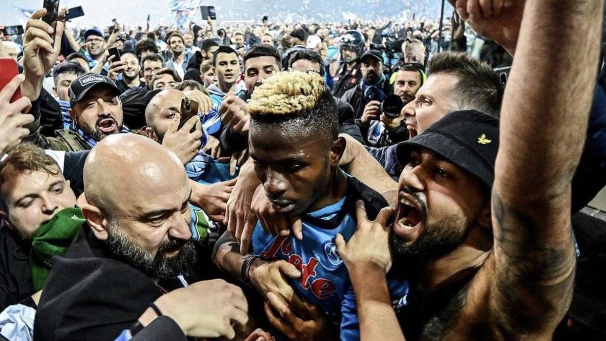 Victor Osimhen se adueñó de los corazones napolitanos a fuerza de goles. En esta temporada, suma 27 festejos en 34 duelos y pelea por ser el Capocannoniere del Calcio, ya que lidera la tabla (22) con tres celebraciones de ventaja frente a Lautaro Martínez. Más allá de cómo termine, ya superó los 21 de Samuel Eto’o en 2010/11 como el africano más goleador de una misma temporada del certamen italiano.