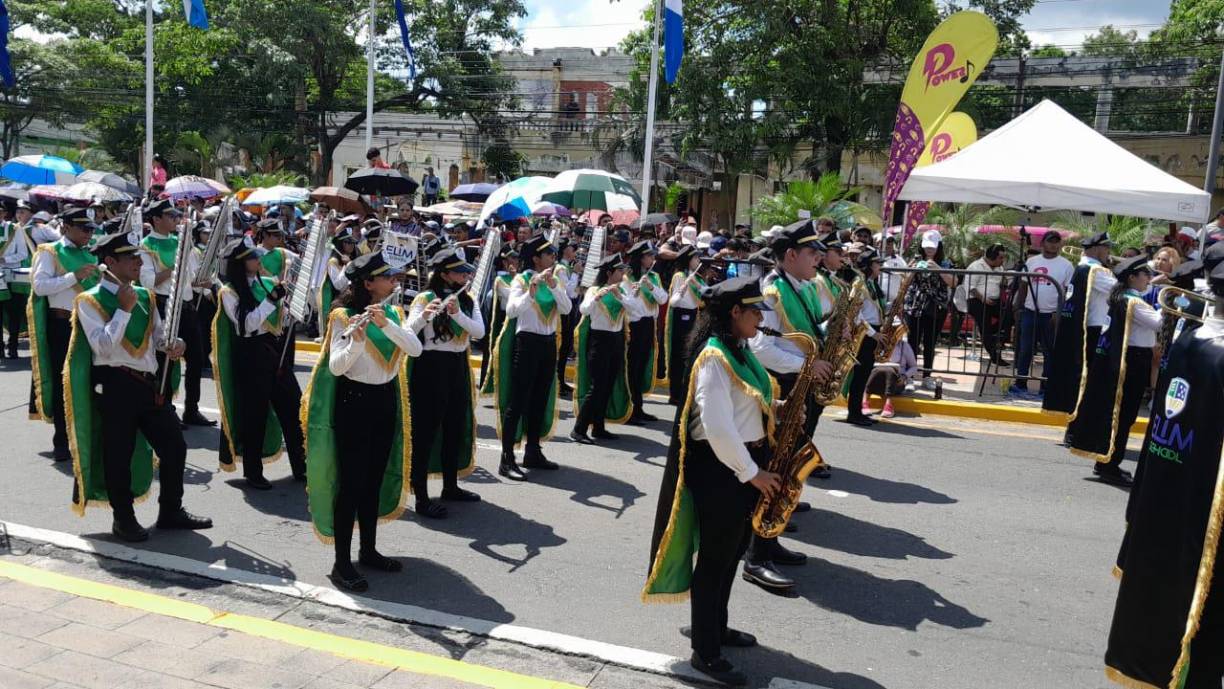 “Vine con mi hija, me han gustado las bandas, todos los años venga a verlas. Vengan, aún hay tiempo”, dijo doña Blanca, una espectadora que se movió desde el barrio Cabañas.