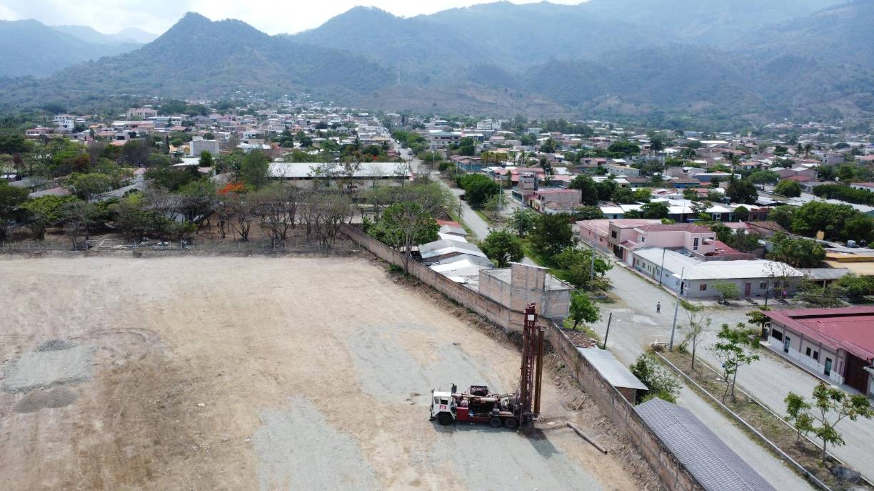 <b>El 2 de noviembre del año pasado, el entonces ministro de Salud, José Manuel Matheu, anunció que el 10 de noviembre de 2023 comenzaría la construcción de los hospitales de Ocotepeque, Santa Bárbara y el de Salamá, en Olancho. En la actualidad, en Ocotepeque solo se ha avanzado en la preparación del predio.</b>