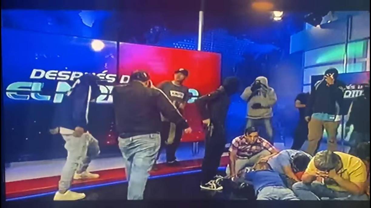 Desde hace dos días el país sudamericano vive noches de terror ante una ola de violencia con policías secuestrados, fuga de capos criminales presos y ataques con explosivos que llevó al gobierno a ordenar el lunes el estado de excepción por 60 días.