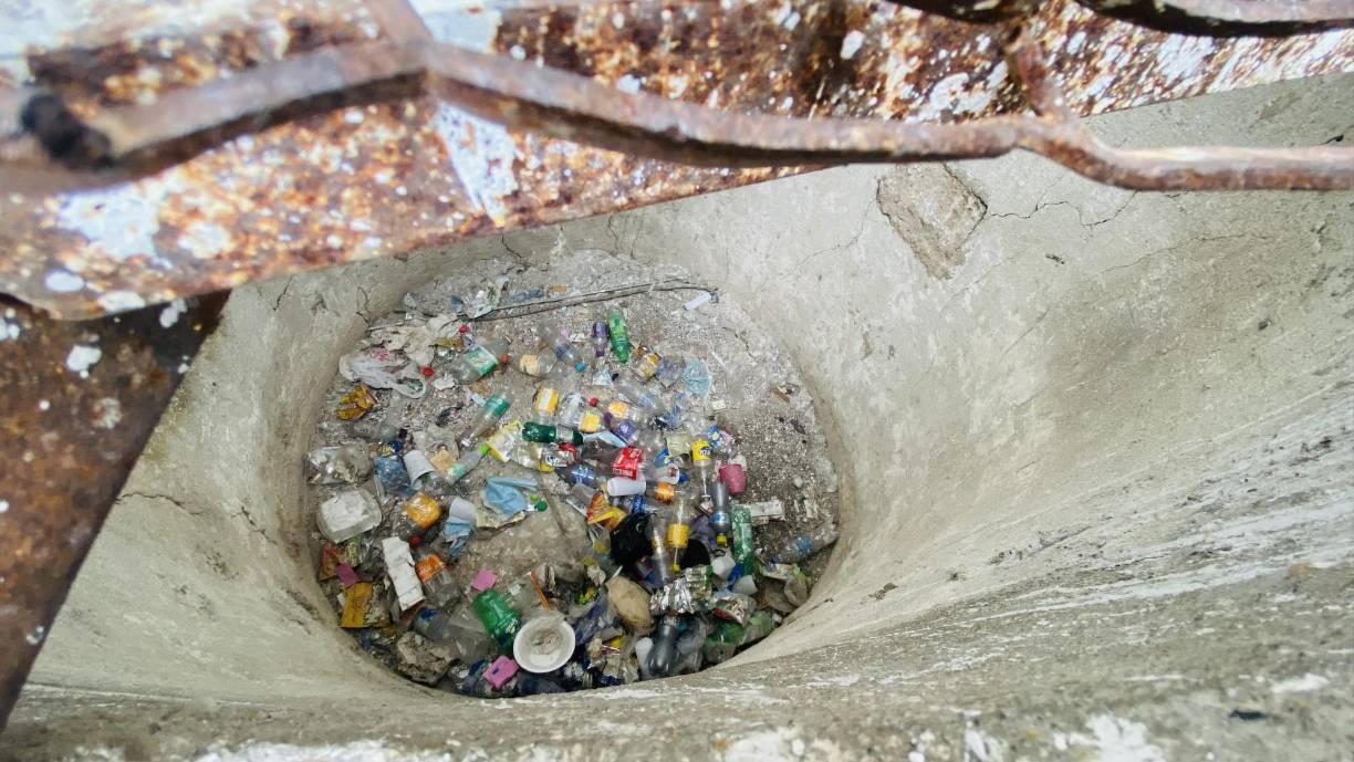 En el interior de los torreones hay montículos de basura que requieren limpieza.
