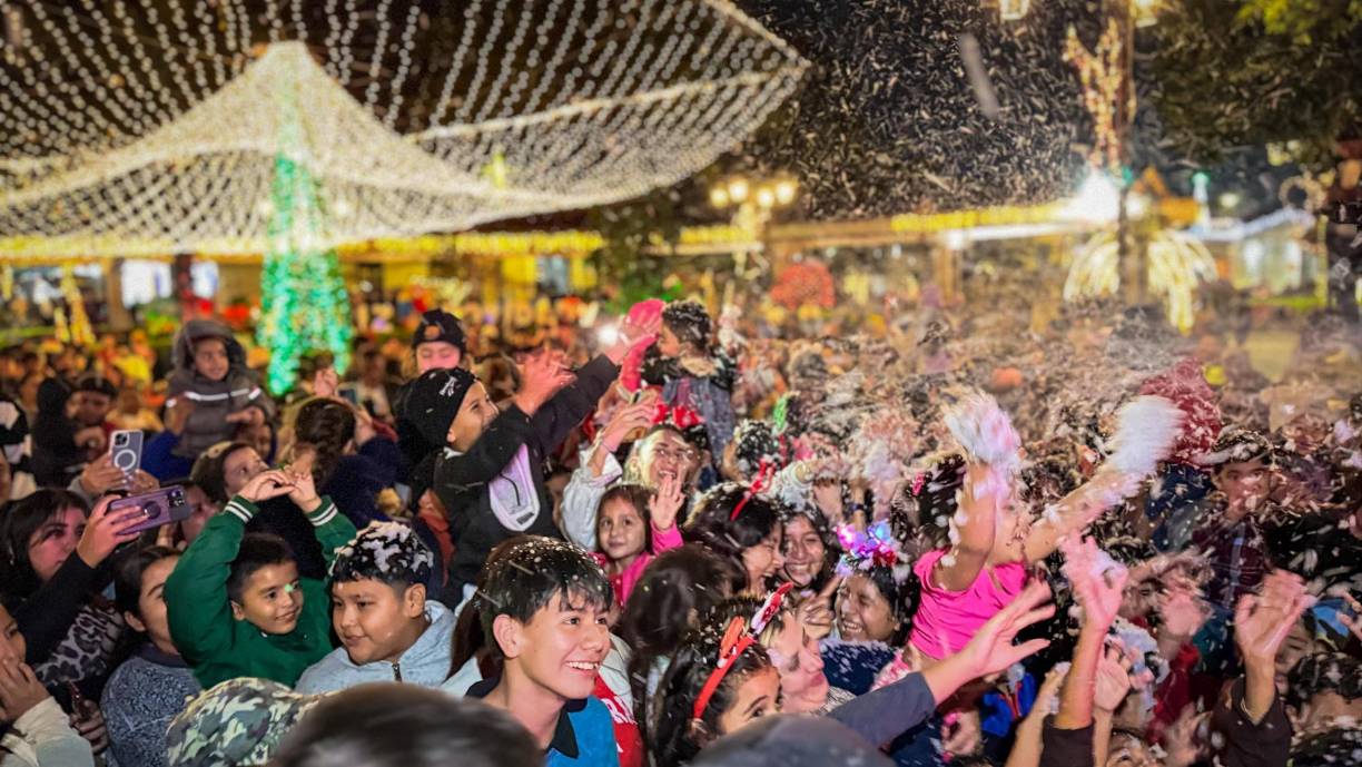 El evento inaugural comenzó con una presentación especial a cargo del Centro Contemporáneo de Danza, cuya interpretación transmitió el espíritu de la Navidad a través del arte.